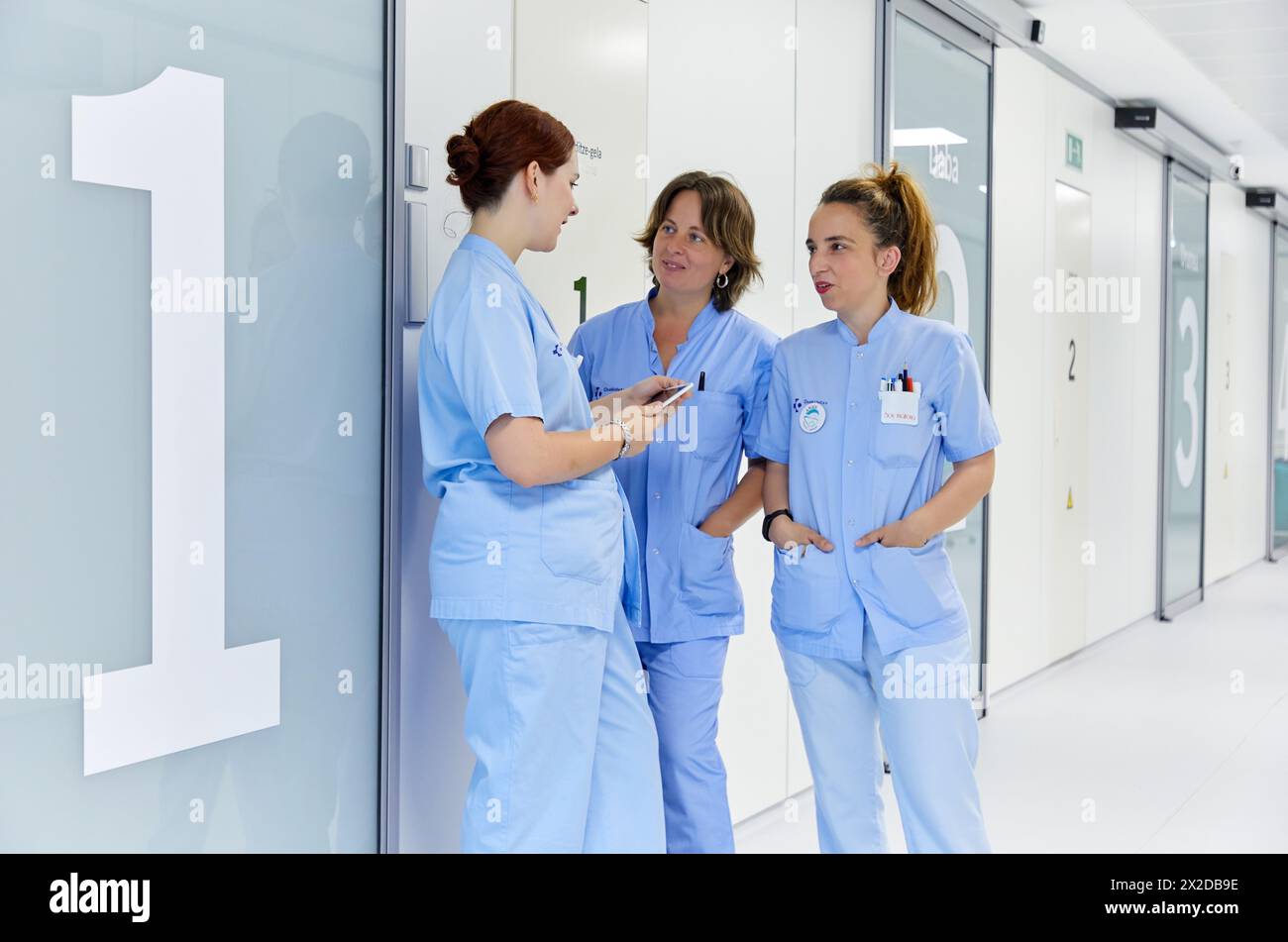 Infermiere, ostetrica, hall, sala parto, reparto di maternità, Ospedale Donostia, San Sebastian, Gipuzkoa, Paesi Baschi Foto Stock