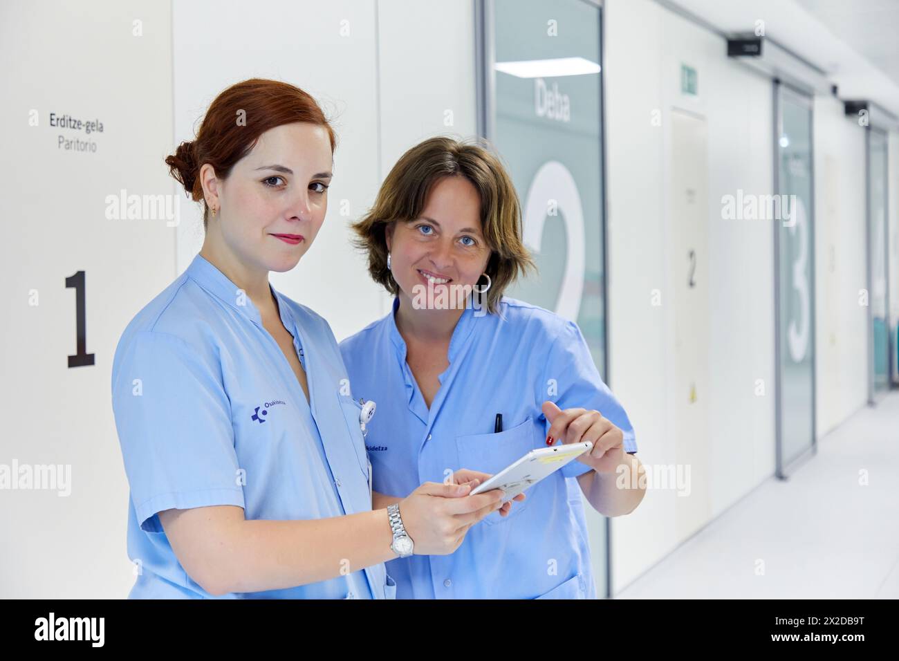 Gli infermieri con la compressa, hall, sala parto, reparto di maternità, Ospedale Donostia, San Sebastian, Gipuzkoa, Paesi Baschi Foto Stock