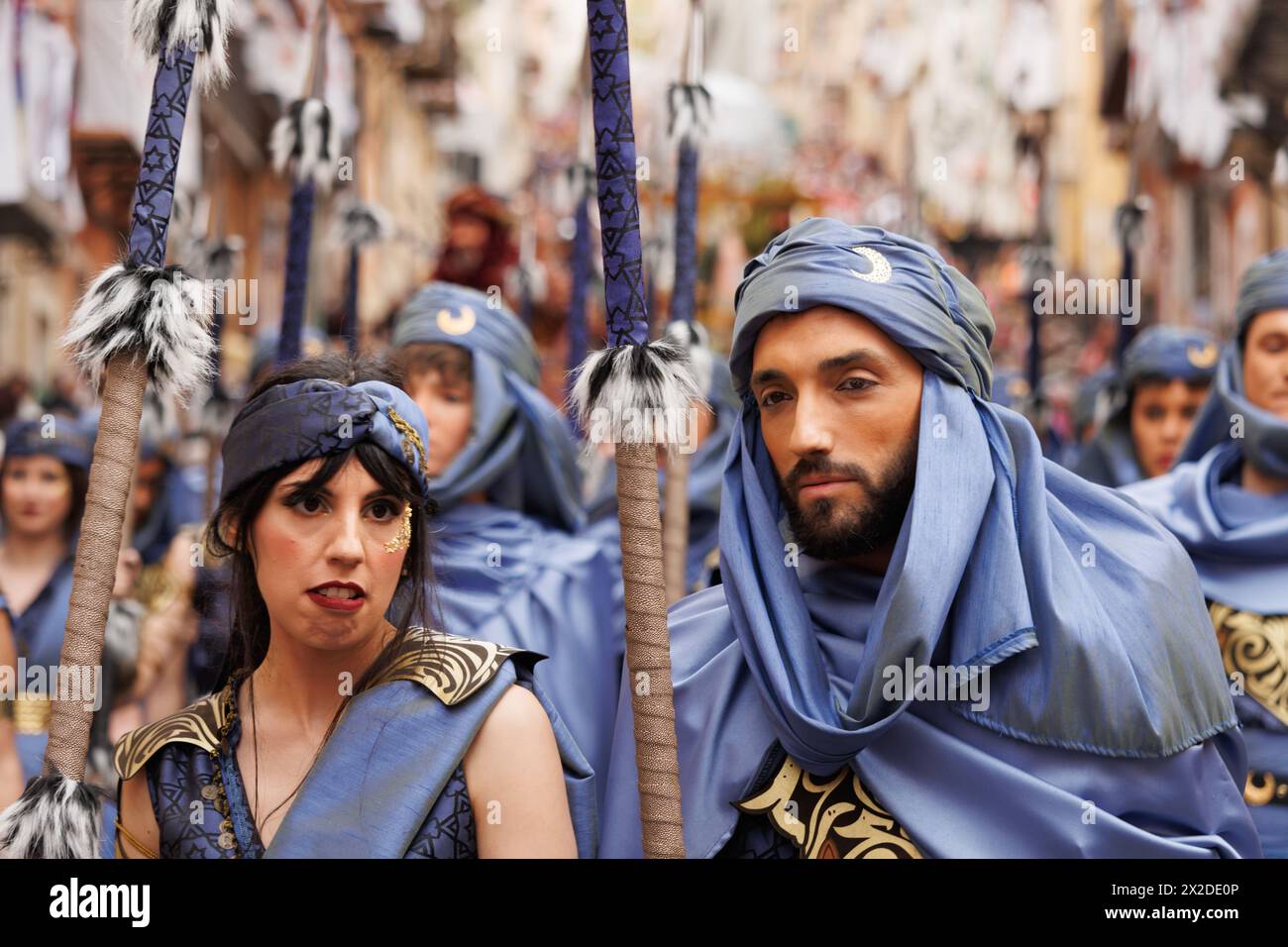 04-20-2024, Alcoy, Spagna: Entourage di guerrieri con turbante e lancia del gruppo mudejar che avanzano verso la battaglia Foto Stock