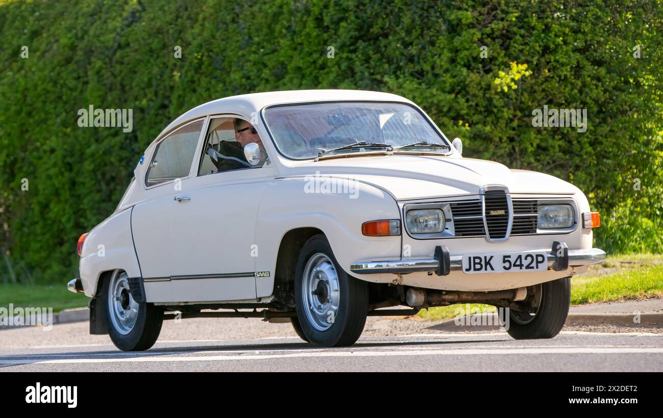 Bicester, Regno Unito - 21 aprile 2024: 1975 Saab 96 v4 auto d'epoca che guida su una strada britannica Foto Stock