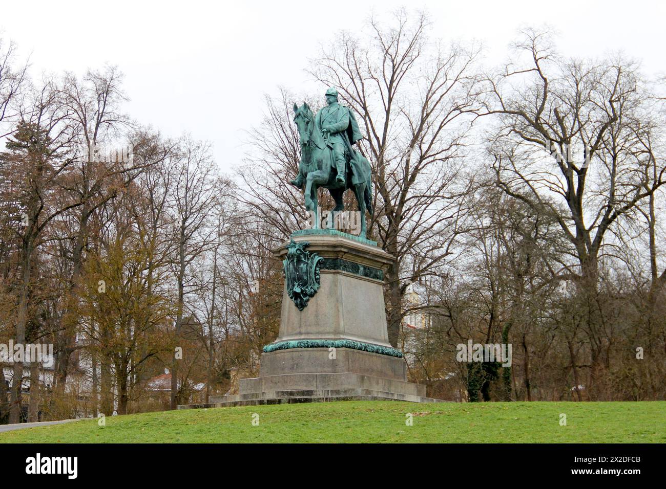 Statua equestre di Herzog Ernst II, opera scultorea di Gustav Eberlein, installata nel 1899, a Hofgarten di fronte a Schlossplatz, Coburgo, Germania Foto Stock