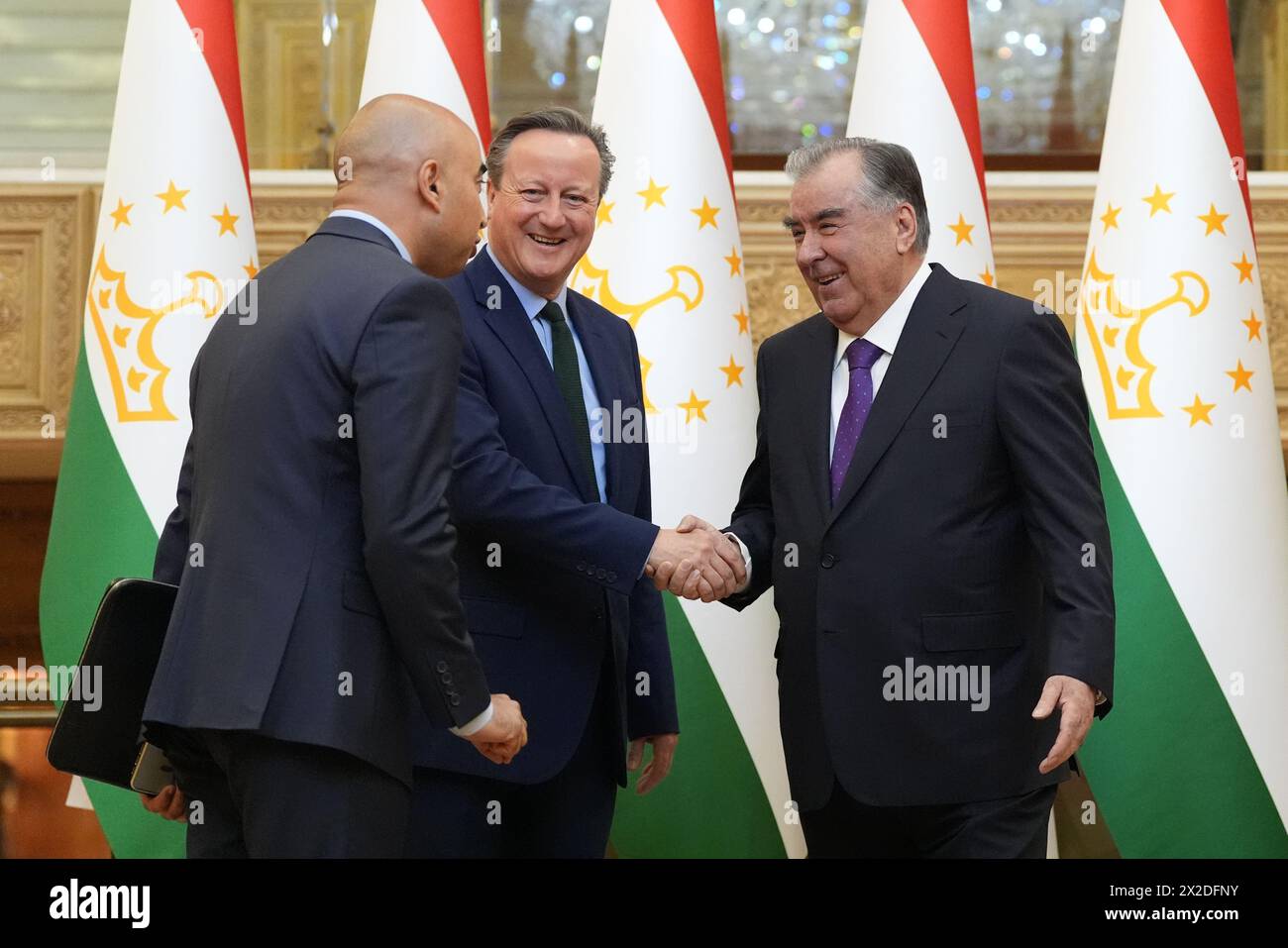 Il Segretario degli Esteri Lord David Cameron (centro) incontra il Presidente del Tagikistan Emomali Rahmon (destra), accompagnato dal suo traduttore, al Palazzo della Nazione di Dushanbe, mentre visita il Tagikistan durante il suo tour di cinque giorni nella regione dell'Asia centrale. Data foto: Lunedì 22 aprile 2024. Foto Stock