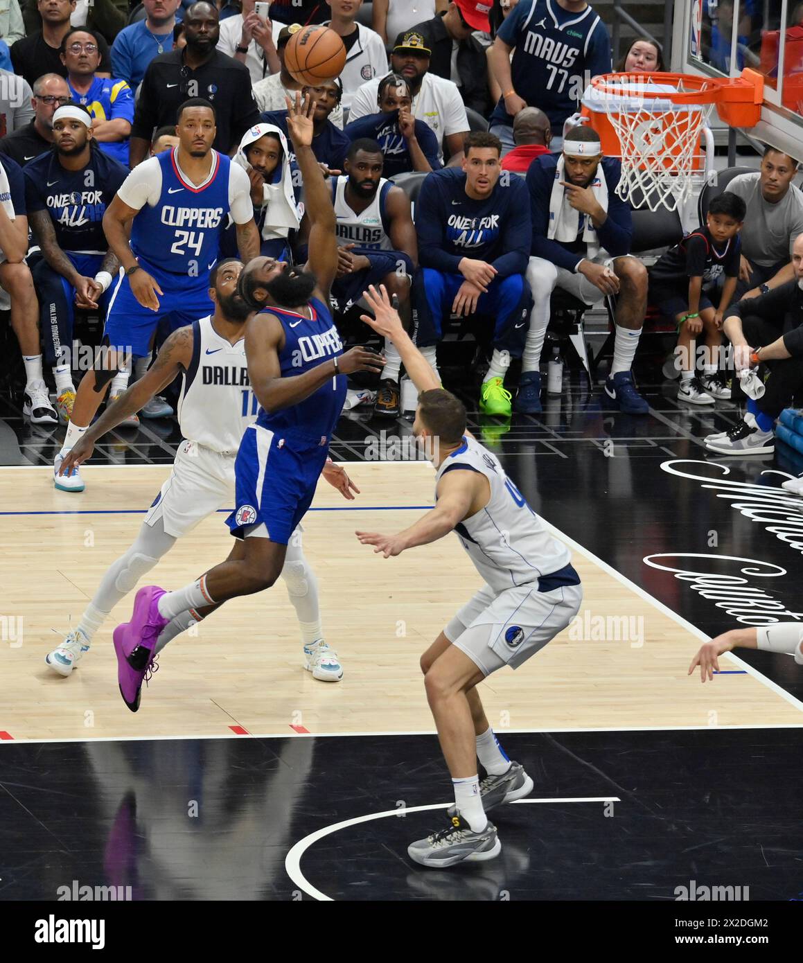 Los Angeles, Stati Uniti Uniti. 21 aprile 2024. La guardia dei Los Angeles Clippers James Harden (1) guida contro la guardia dei Dallas Mavericks Maxi Kleber (42) durante il secondo tempo in gara 1 della loro serie di playoff del primo turno della Western Conference al Crypto.com Arena di Los Angeles domenica 22 aprile 2024. Foto di Jim Ruymen/UPI credito: UPI/Alamy Live News Foto Stock