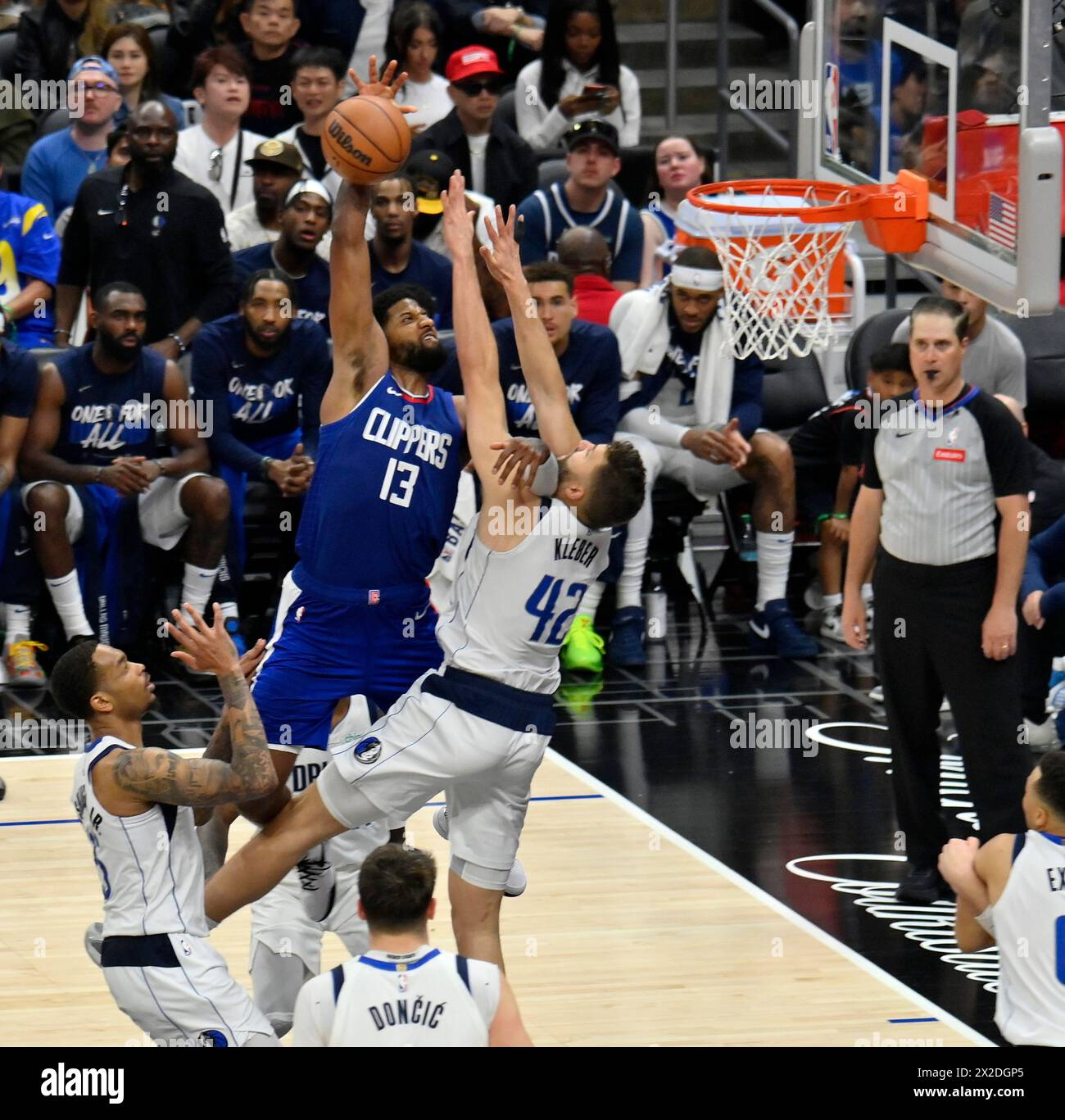 Los Angeles, Stati Uniti Uniti. 21 aprile 2024. L'attaccante dei Dallas Mavericks Maxi Kleber (42) difende il tiro dell'attaccante dei Los Angeles Clippers Paul George (13) durante il secondo tempo in gara 1 della loro serie di playoff del primo turno della Western Conference al Crypto.com Arena di Los Angeles domenica 22 aprile 2024. Foto di Jim Ruymen/UPI credito: UPI/Alamy Live News Foto Stock