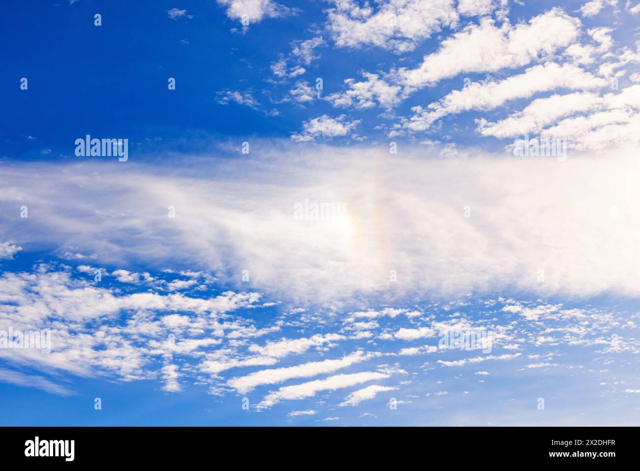 Alone di sole sul cielo blu con le nuvole Foto Stock