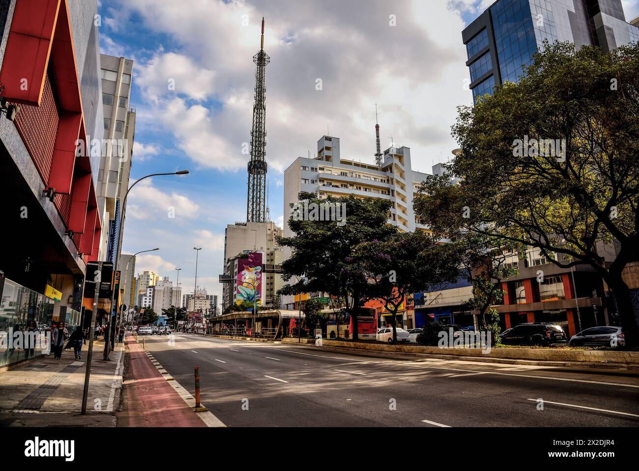 Via Consolação vicino all'incrocio con Avenida Paulista nel giorno - São Paolo, Brasile Foto Stock
