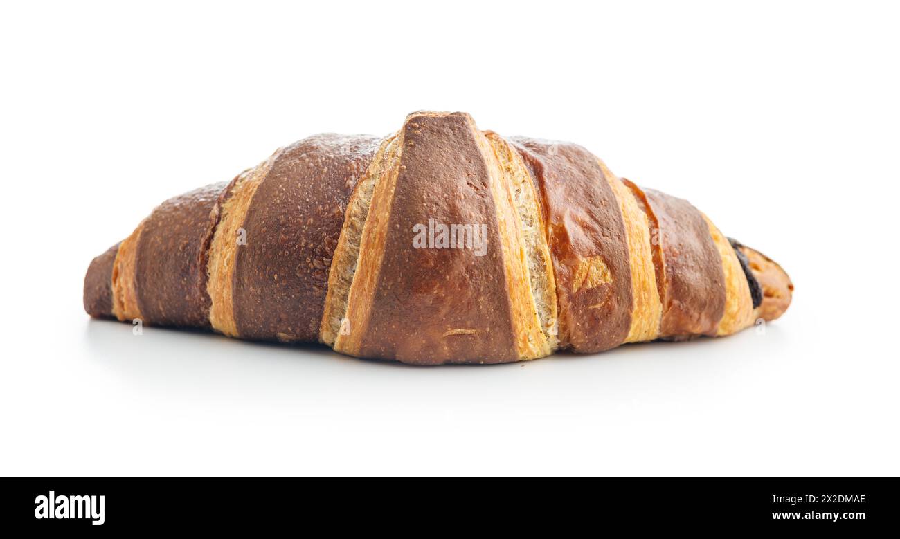 Croissant al cioccolato appena sfornato isolato su sfondo bianco Foto Stock