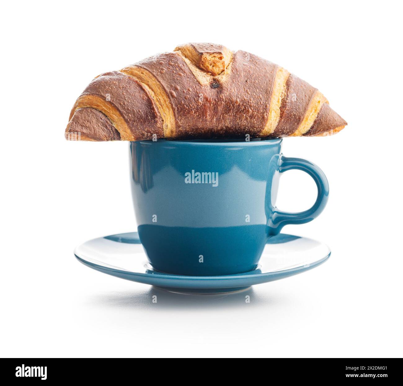 Croissant al cioccolato fresco con una tazza di caffè su sfondo bianco Foto Stock