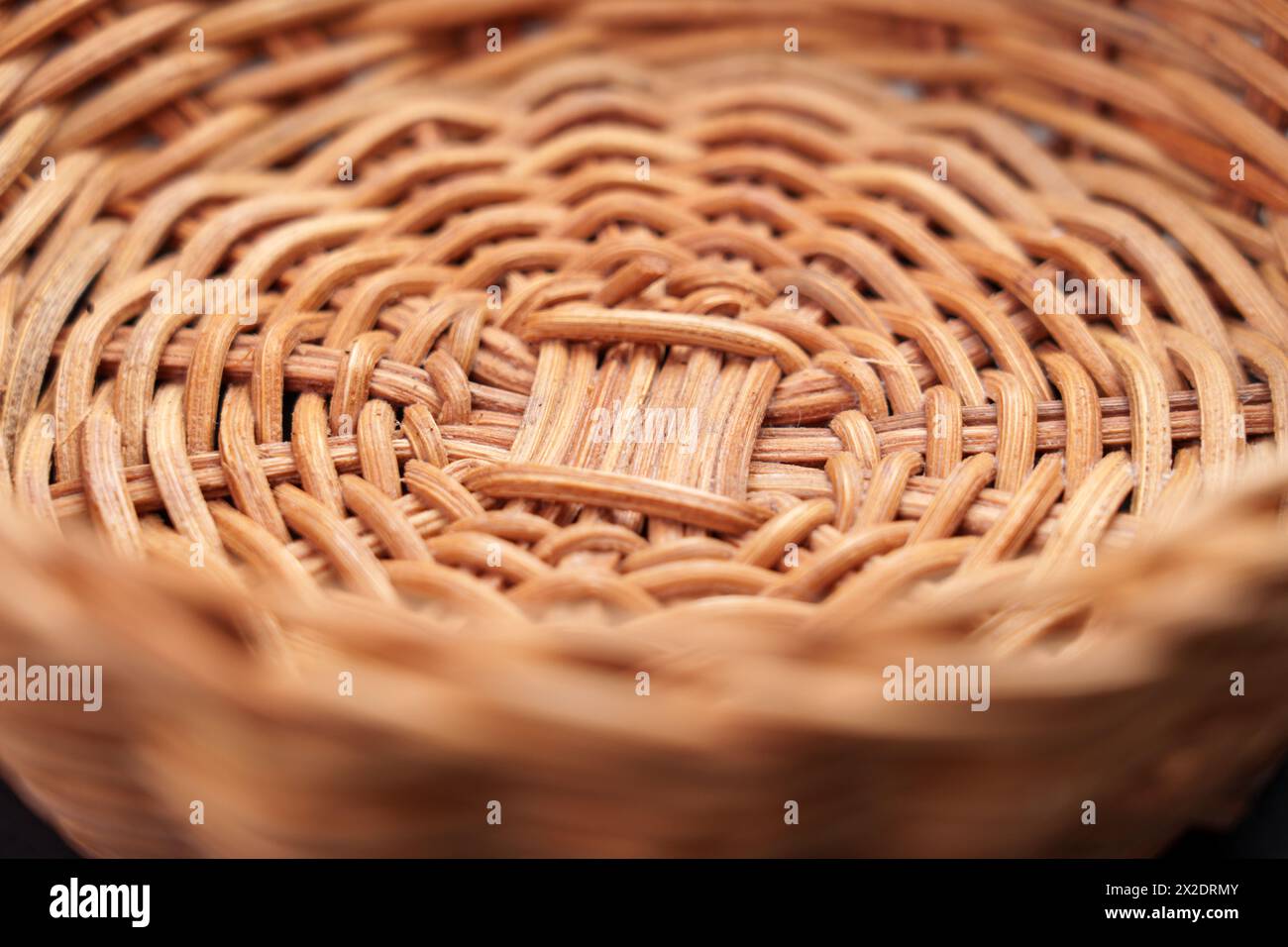 Schema testurizzato di piatto di vimini in rattan vuoto Foto Stock