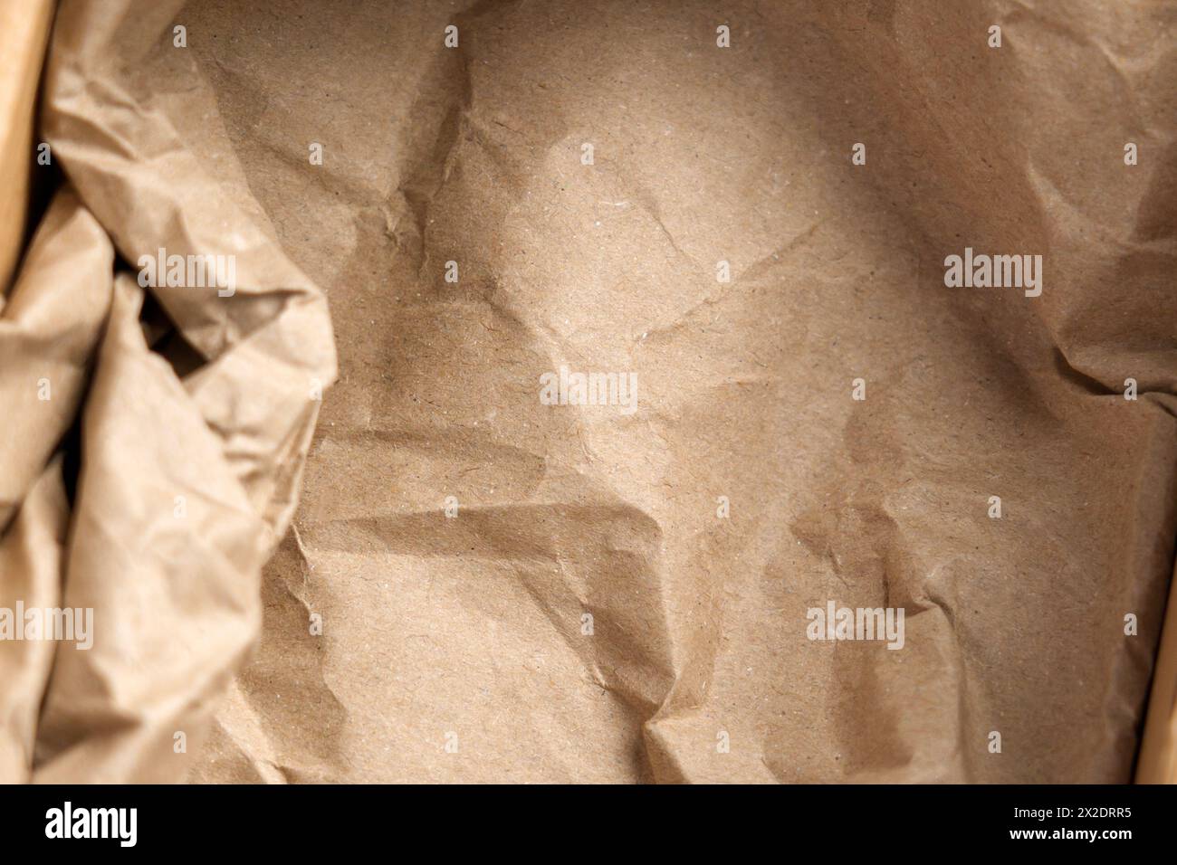 Scatola di cartone con riempitivo di carta marrone deformato pronta per l'imballaggio Foto Stock