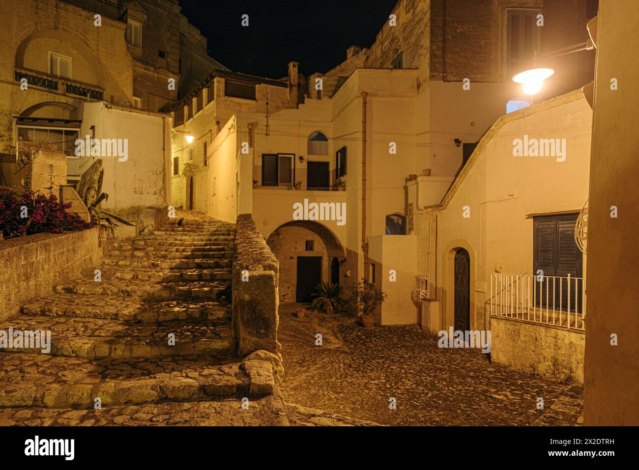 Vista notturna della strada nel centro storico di Matera, Sassi di Matera, Basilicata, Italia Foto Stock