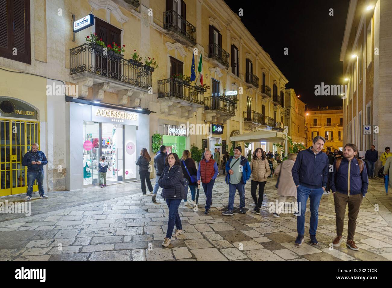 Vista notturna della strada nel centro storico di Matera, Sassi di Matera, Basilicata, Italia Foto Stock
