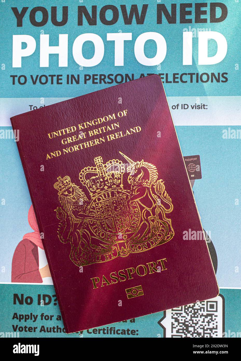 Passaporto britannico con un opuscolo che mostra che gli elettori in Inghilterra dovranno mostrare un documento d'identità con foto per votare ai seggi elettorali in alcune elezioni. REGNO UNITO Foto Stock