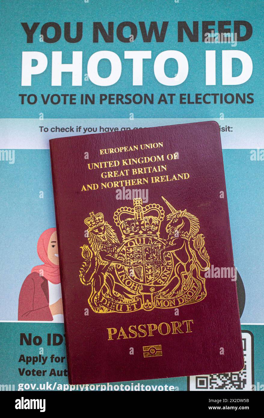 Passaporto britannico con un opuscolo che mostra che gli elettori in Inghilterra dovranno mostrare un documento d'identità con foto per votare ai seggi elettorali in alcune elezioni. REGNO UNITO Foto Stock