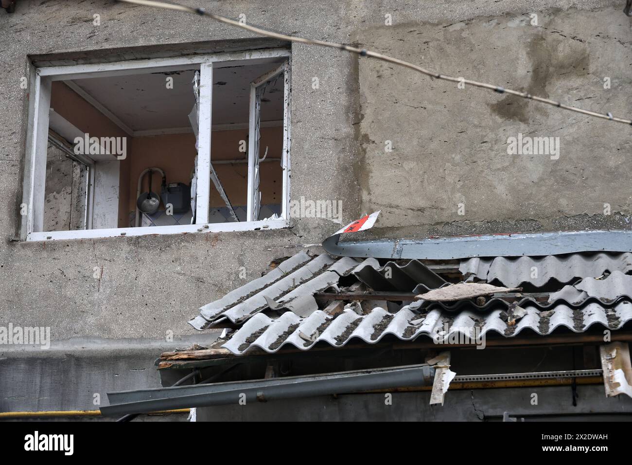 REGIONE DI ODESA, UCRAINA - 21 APRILE 2024 - Un edificio è danneggiato da un attacco missilistico russo, regione di Odesa, Ucraina meridionale. Come riportato, gli invasori russi hanno colpito la regione di Odesa con missili balistici domenica pomeriggio. Quattro persone sono rimaste ferite nell'attacco. Foto Stock