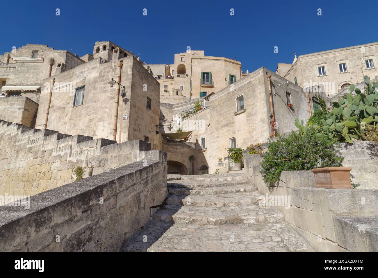 Via nel centro storico di Matera, Basilicata, Italia. Sito patrimonio dell'umanità dell'UNESCO Foto Stock