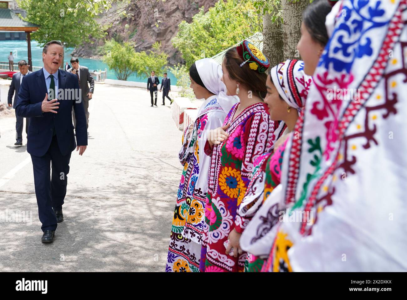 Il Segretario degli Esteri Lord David Cameron, incontra le donne locali al progetto Nurek Hydro-Electric, mentre visita il Tagikistan durante il suo tour di cinque giorni nella regione dell'Asia centrale. Data foto: Lunedì 22 aprile 2024. Foto Stock