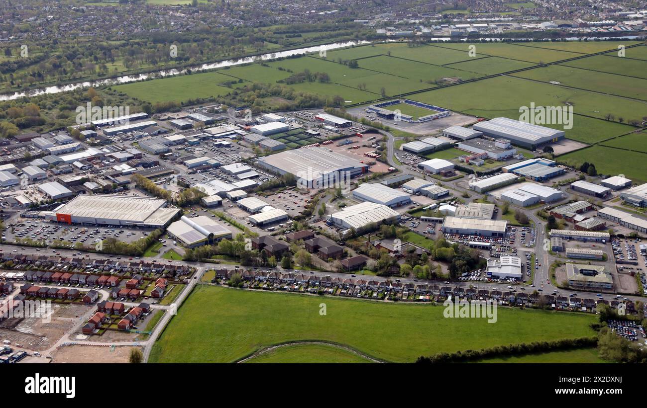 Vista aerea della zona industriale di Sealand e di altre industrie sulla Sovereign Way & Sealand Road, Chester Foto Stock