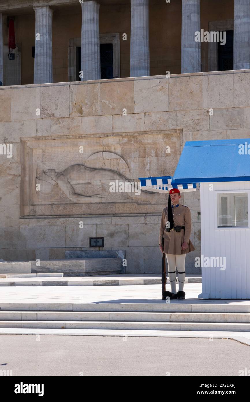 Cambio della guardia presso la tomba del Milite Ignoto, Atene, Grecia, Europa Foto Stock