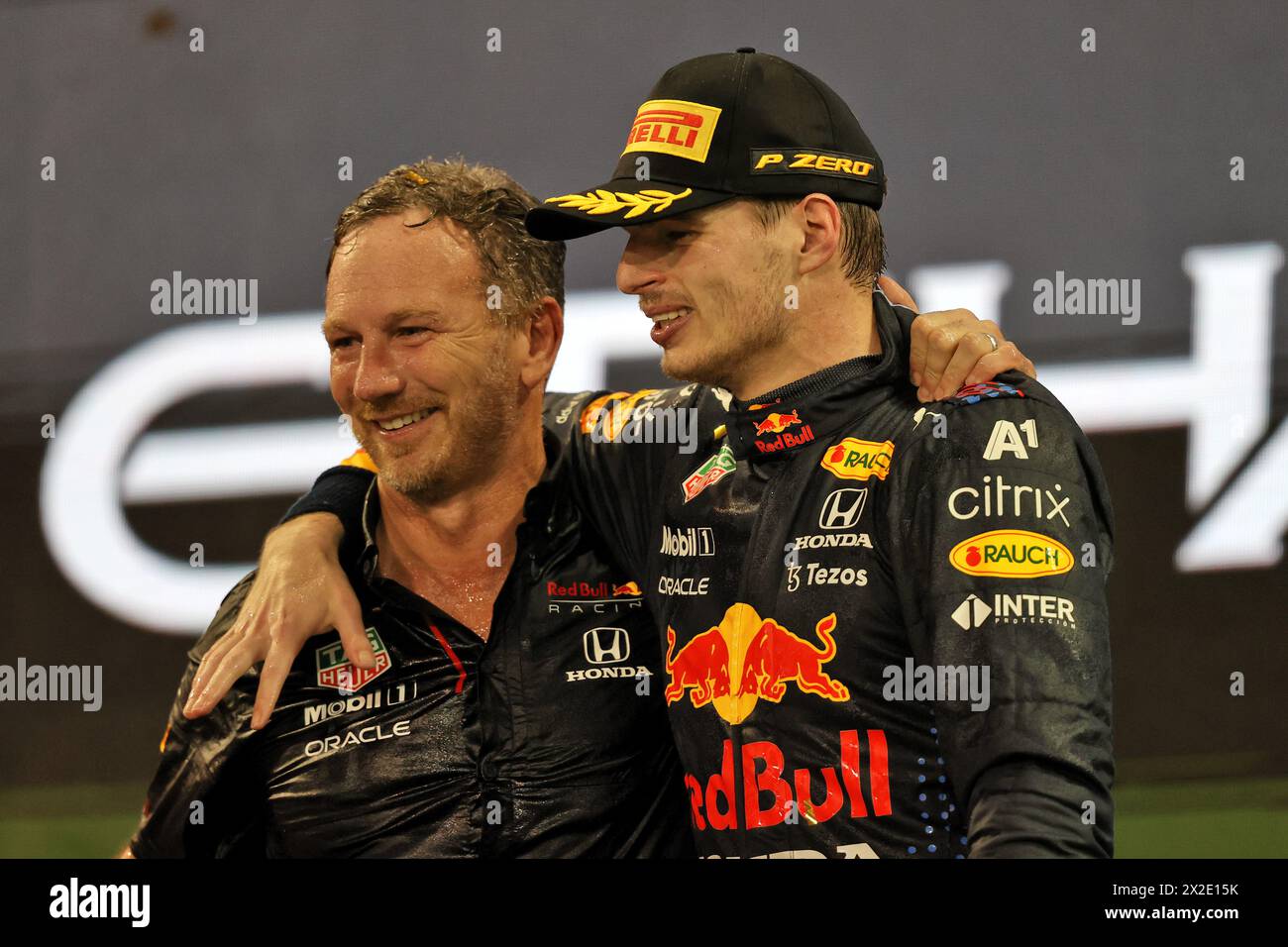 Foto del file datata 12-12-2021 di Christian Horner (a sinistra), che ha respinto le critiche secondo cui la presa di Max Verstappen sulla Formula uno è "noiosa" descrivendo la forma inarrestabile del suo pilota stellare come un "momento d'oro". Data di pubblicazione: Lunedì 22 aprile 2024. Foto Stock