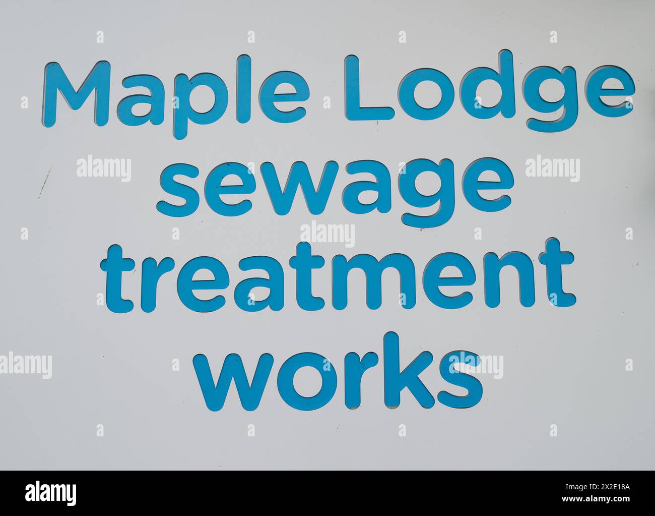 Rickmansworth, Regno Unito. 22 aprile 2024. Il trattamento delle acque reflue del Tamigi lavora al Maple Lodge di Rickmansworth, dove l'acqua del Tamigi ha questo mese, sta scaricando le acque reflue nel fiume Colne. Secondo quanto riferito, Thames Water sta cercando l'autorizzazione del regolatore dell'acqua Ofwat per aumentare le bollette dei clienti del 40%. Vi sono richieste di rinazionalizzazione dell'acqua del Tamigi a seguito della loro pessima situazione in materia di scarichi di acque reflue e della loro società madre, la Kemble Water, che ha inadempiuto i propri debiti. Crediti: Maureen McLean/Alamy Live News Foto Stock