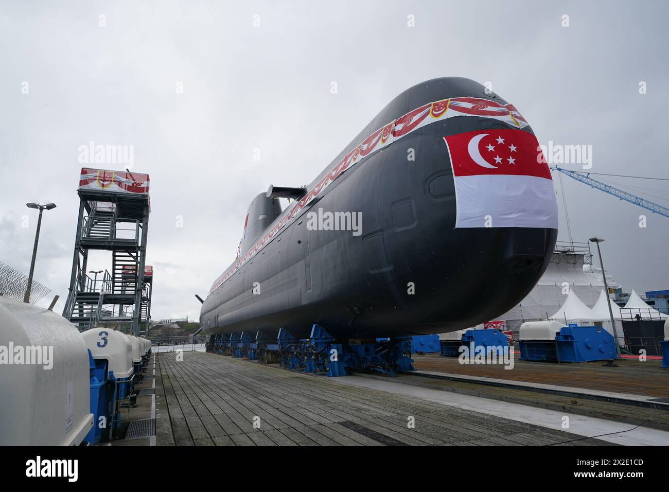 Kiel, Germania. 22 aprile 2024. Un sottomarino di tipo 218SG si trova nei cantieri navali di Howaldtswerke-Deutsche Werft AG. Questo sottomarino è l'ultimo di quattro sottomarini tipo 218SG costruiti dalla ThyssenKrupp Marine Systems per la Repubblica di Singapore. Crediti: Marcus Brandt/dpa/Alamy Live News Foto Stock