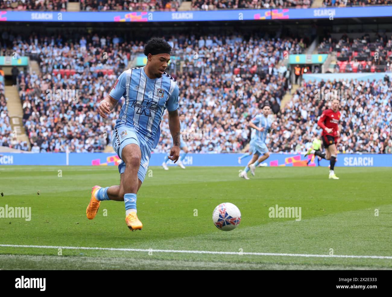 Londra, Regno Unito. 21 aprile 2024. Milan van Ewijk (CC) in occasione della semifinale della Emirates fa Cup, Coventry City contro Manchester United, al Wembley Stadium di Londra, Regno Unito il 21 aprile 2024 credito: Paul Marriott/Alamy Live News Foto Stock