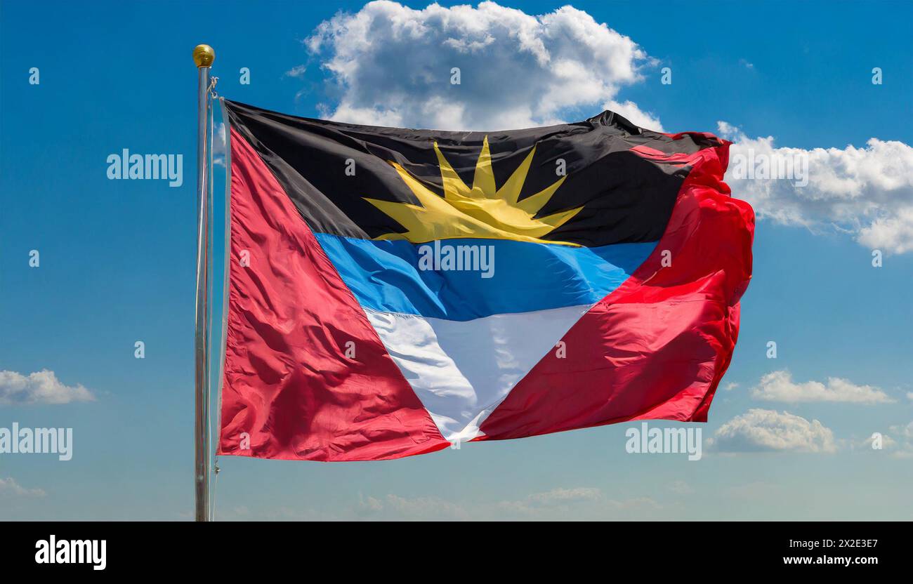 Die Fahne von Antigua flattert im Wind, isoliert, gegen den blauen Himmel Foto Stock