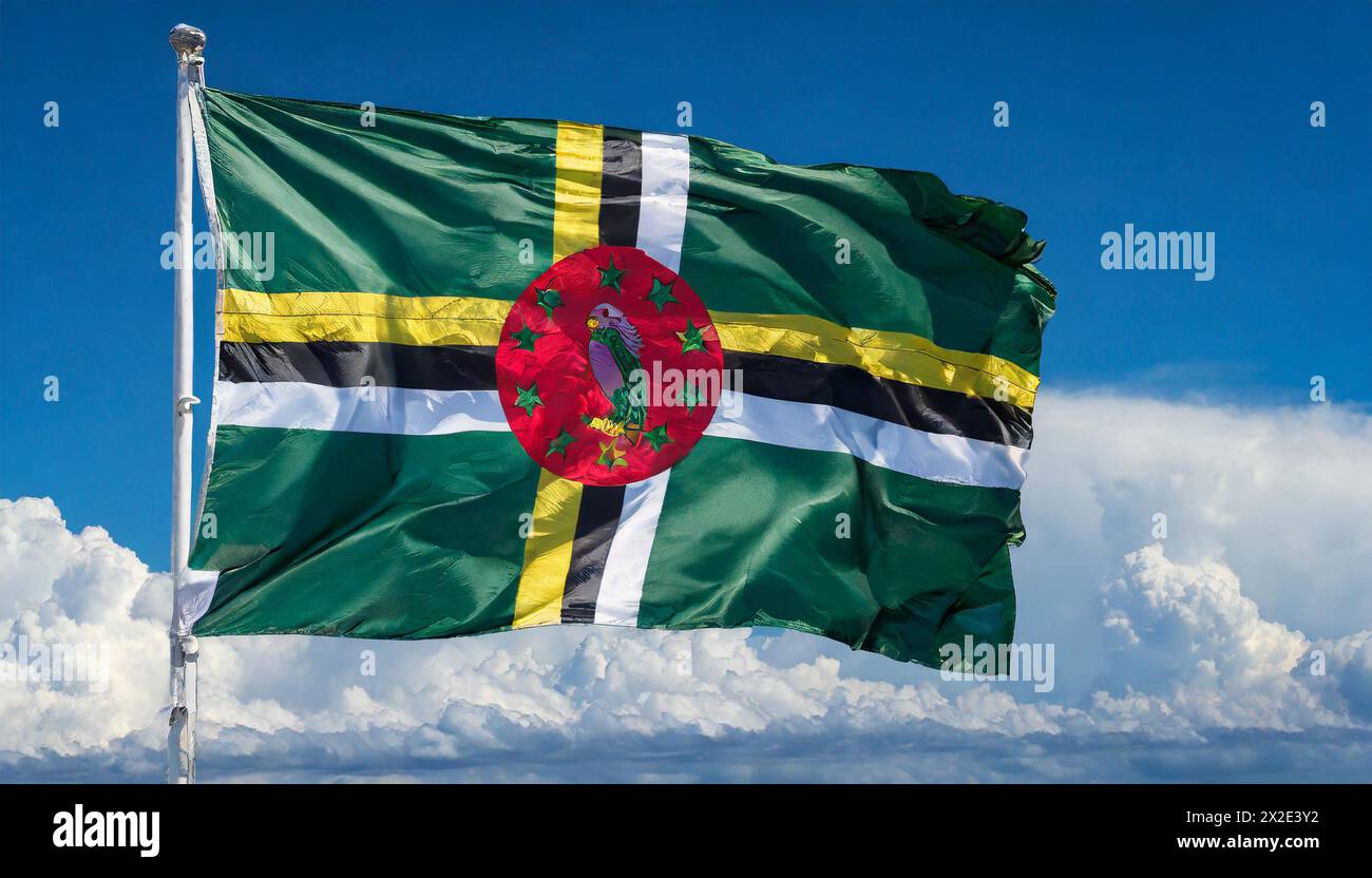 Die Fahne von Dominica, Kleine Antillen, Karibik, Flattert im Wind, isoliert, gegen den blauen Himmel Foto Stock