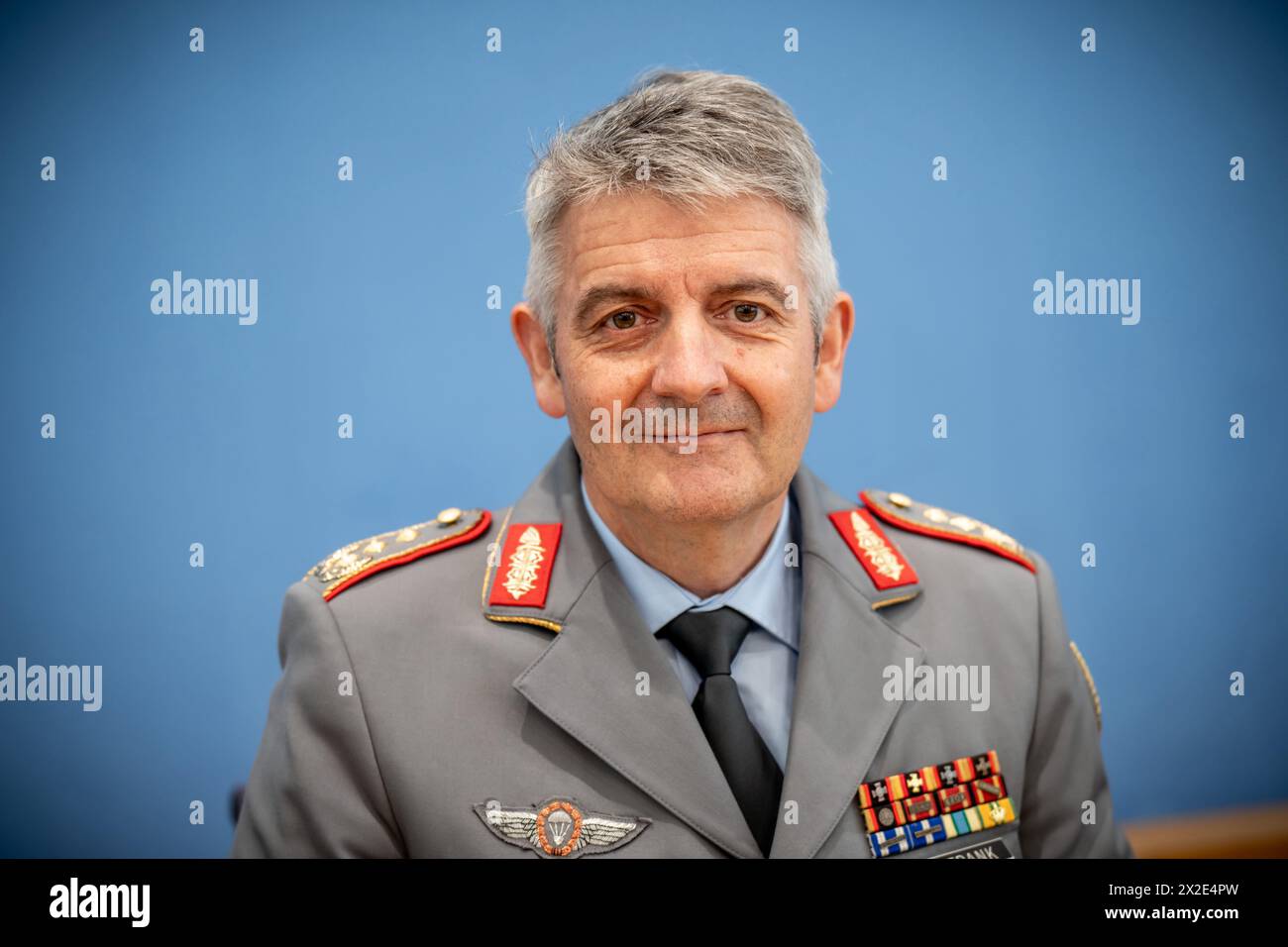 Berlino, Germania. 22 aprile 2024. Alexander Sollfrank, comandante del comando congiunto di sostegno e abilitazione, partecipa alla conferenza stampa sull'esercitazione militare Quadriga. Crediti: Michael Kappeler/dpa/Alamy Live News Foto Stock