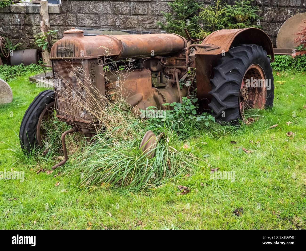 L'immagine è di un trattore Fordson abbandonato, costruito in collaborazione tra Ford e Massey Ferguson da cui il figlio. Foto Stock