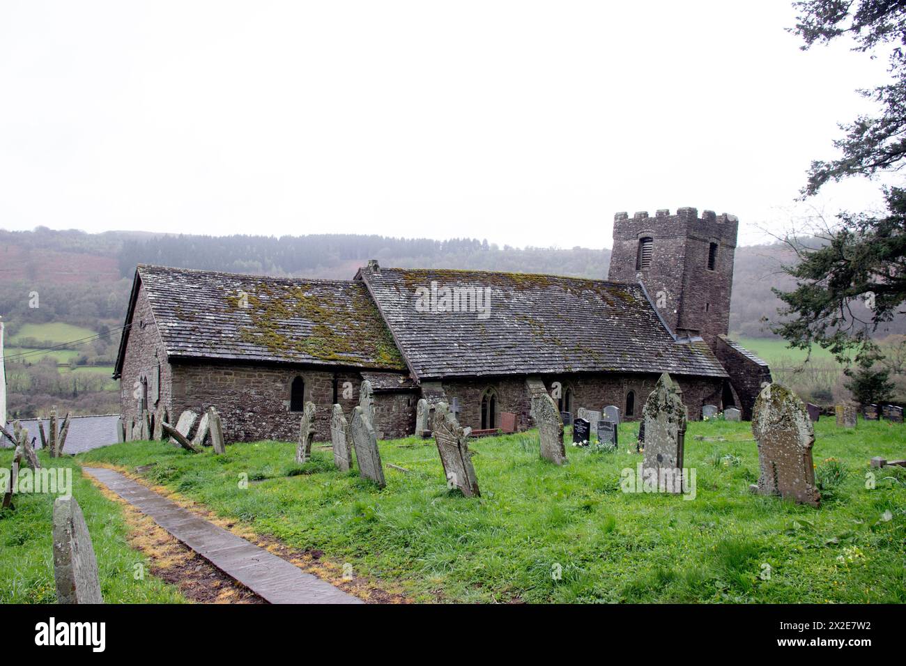 La chiesa di San Martino, Cwmyoy, Monmouthshire, è un edificio classificato principalmente C13th Grade i, noto soprattutto per la sua forma distorta - il risultato di grou Foto Stock