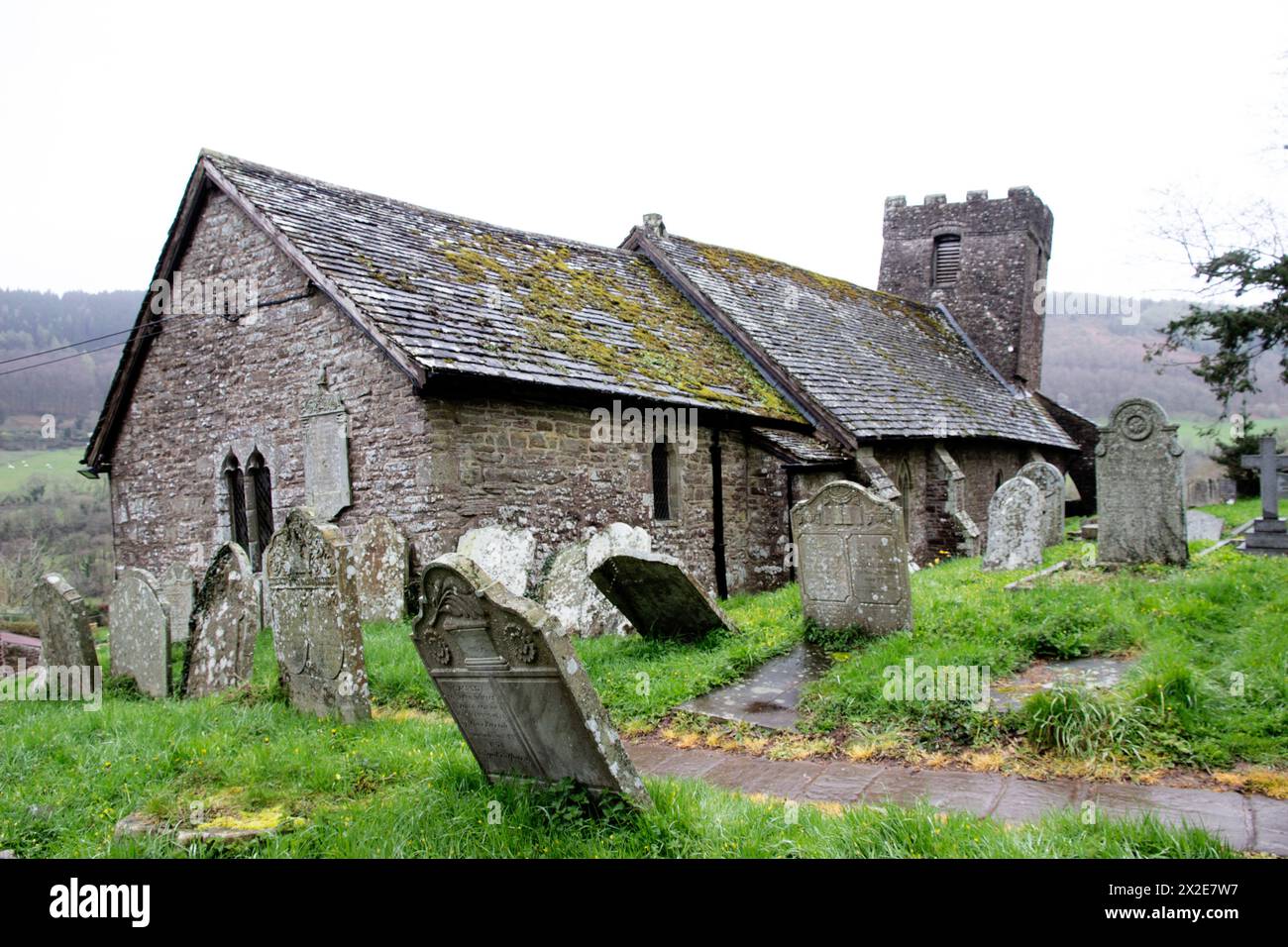 La chiesa di San Martino, Cwmyoy, Monmouthshire, è un edificio classificato principalmente C13th Grade i, noto soprattutto per la sua forma distorta - il risultato di grou Foto Stock