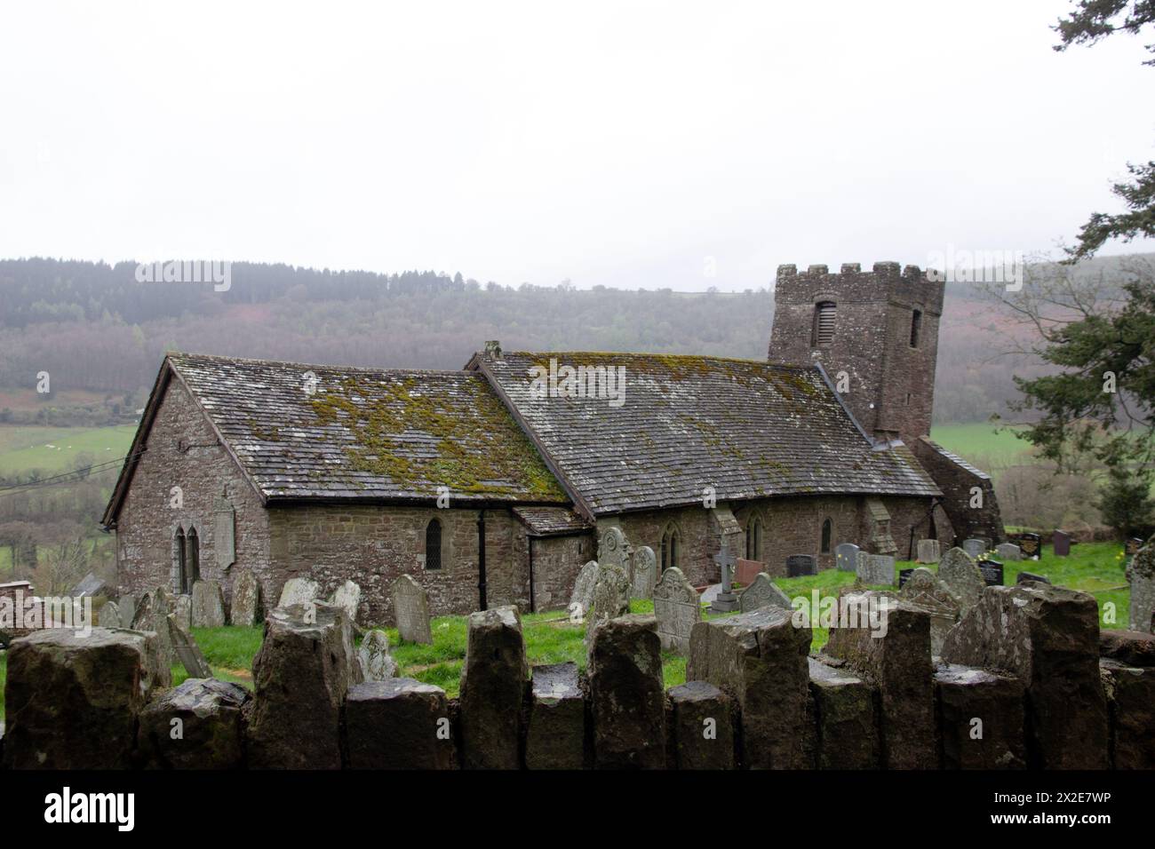 La chiesa di San Martino, Cwmyoy, Monmouthshire, è un edificio classificato principalmente C13th Grade i, noto soprattutto per la sua forma distorta - il risultato di grou Foto Stock