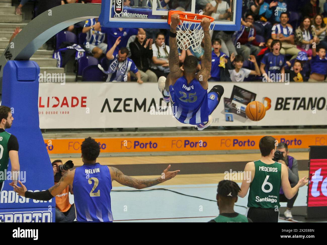 Porto, 04/20/2024 - il Futebol Clube do Porto ha ospitato lo Sporting Clube de Portugal questo pomeriggio, presso la Pavilhão do Dragão Arena, in una partita che conta per il 21° turno - Liga Portuguesa Basquetebol - 2023/2024. Phil Fayne. (José Carmo / Global Imagens) Foto Stock