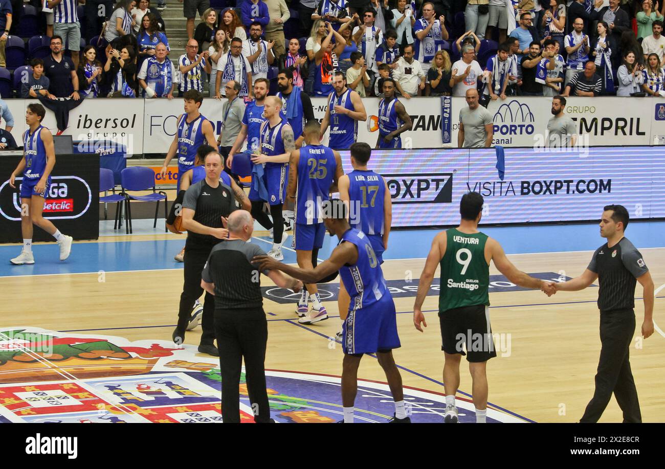 Porto, 04/20/2024 - il Futebol Clube do Porto ha ospitato lo Sporting Clube de Portugal questo pomeriggio, presso la Pavilhão do Dragão Arena, in una partita che conta per il 21° turno - Liga Portuguesa Basquetebol - 2023/2024. Fine della partita. (José Carmo / Global Imagens) Foto Stock