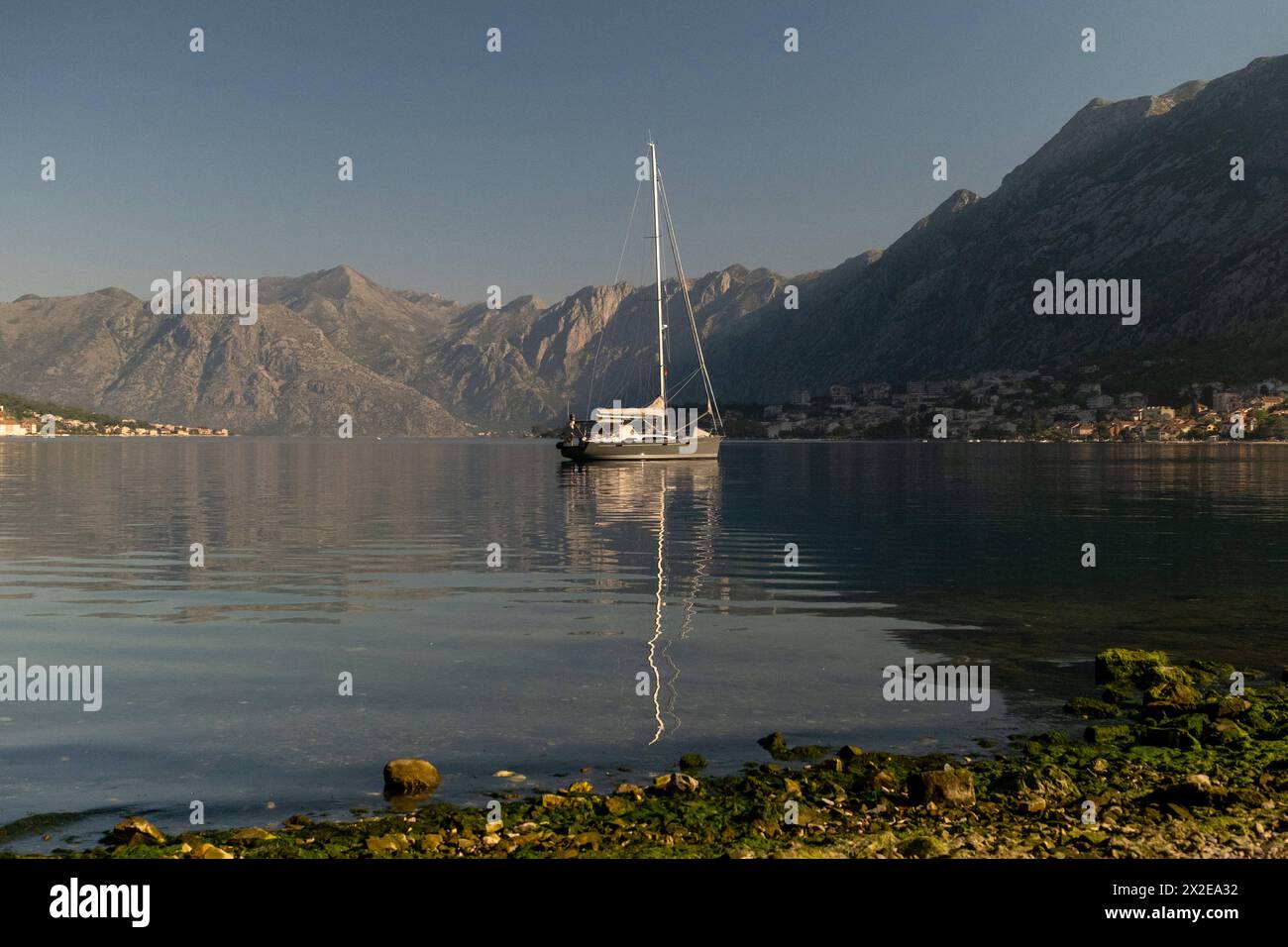 Splendido paesaggio con barca a vela e montagne Foto Stock