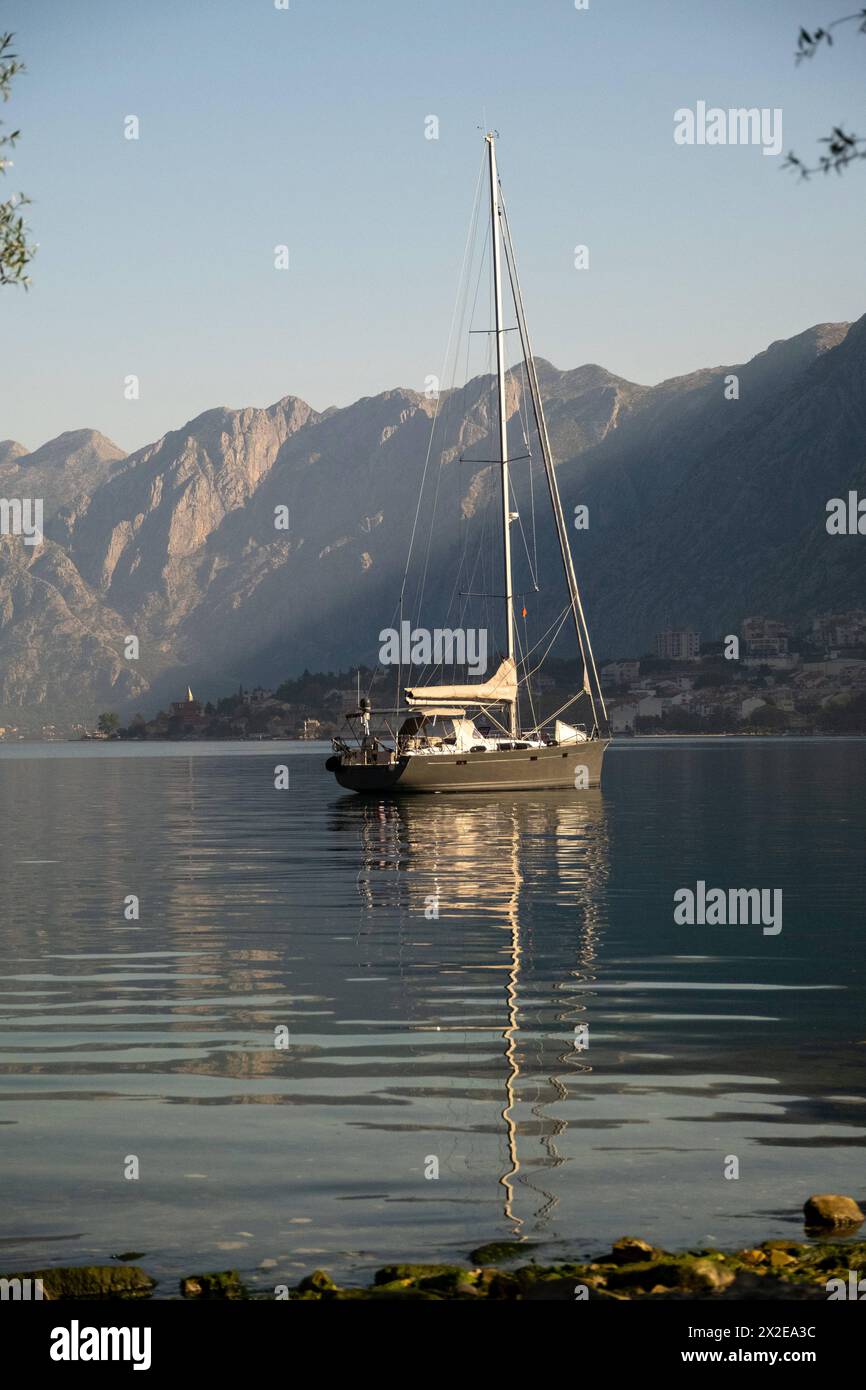 Barca a vela alla Baia di Cattaro sotto la luce del sole Foto Stock