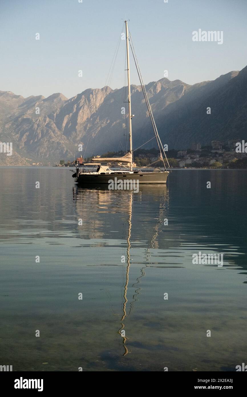 Barca a vela nel bellissimo paesaggio della baia di Cattaro, Montenegro Foto Stock