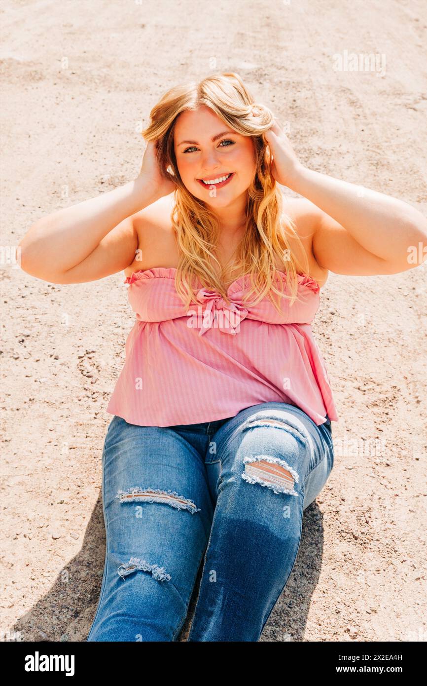 Bella ragazza dai capelli biondi dagli occhi blu con un sorriso stupendo Foto Stock Bella ragazza dai capelli biondi dagli occhi blu con un sorriso stupendo Foto Stock