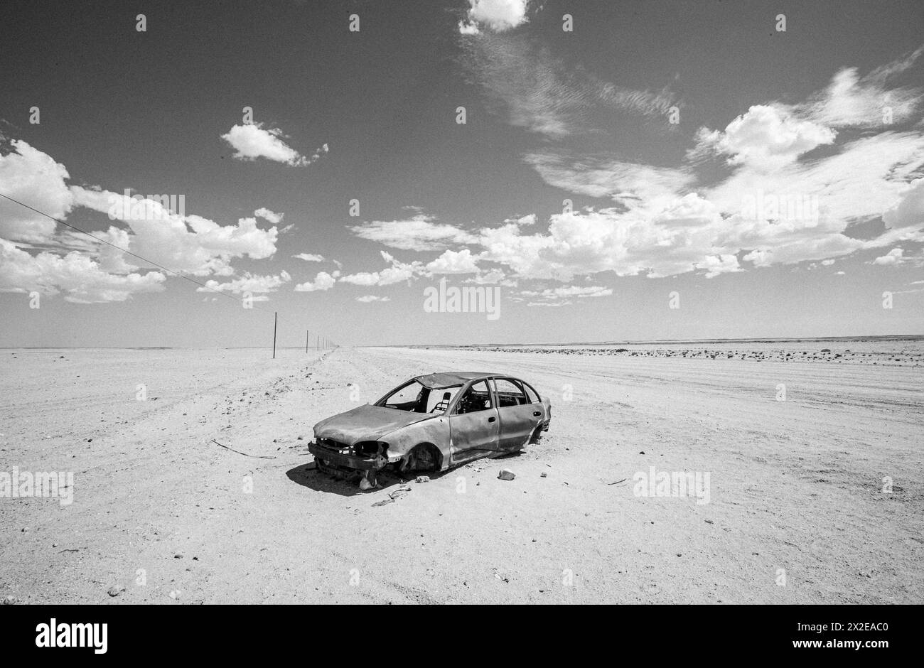 Un'auto distrutta bruciata in mezzo al deserto, in Namibia Foto Stock