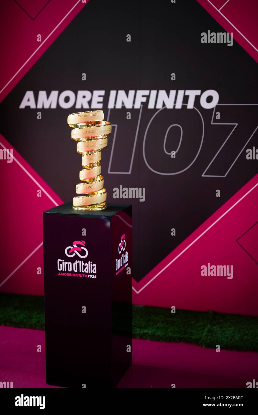 Torino, Italia. 21 aprile 2024. Il trofeo senza fine del giro d'Italia è disatteso allo stadio Olimpico grande Torino prima della partita di serie A tra Torino FC e Frosinone calcio. Crediti: Nicolò campo/Alamy Live News Foto Stock