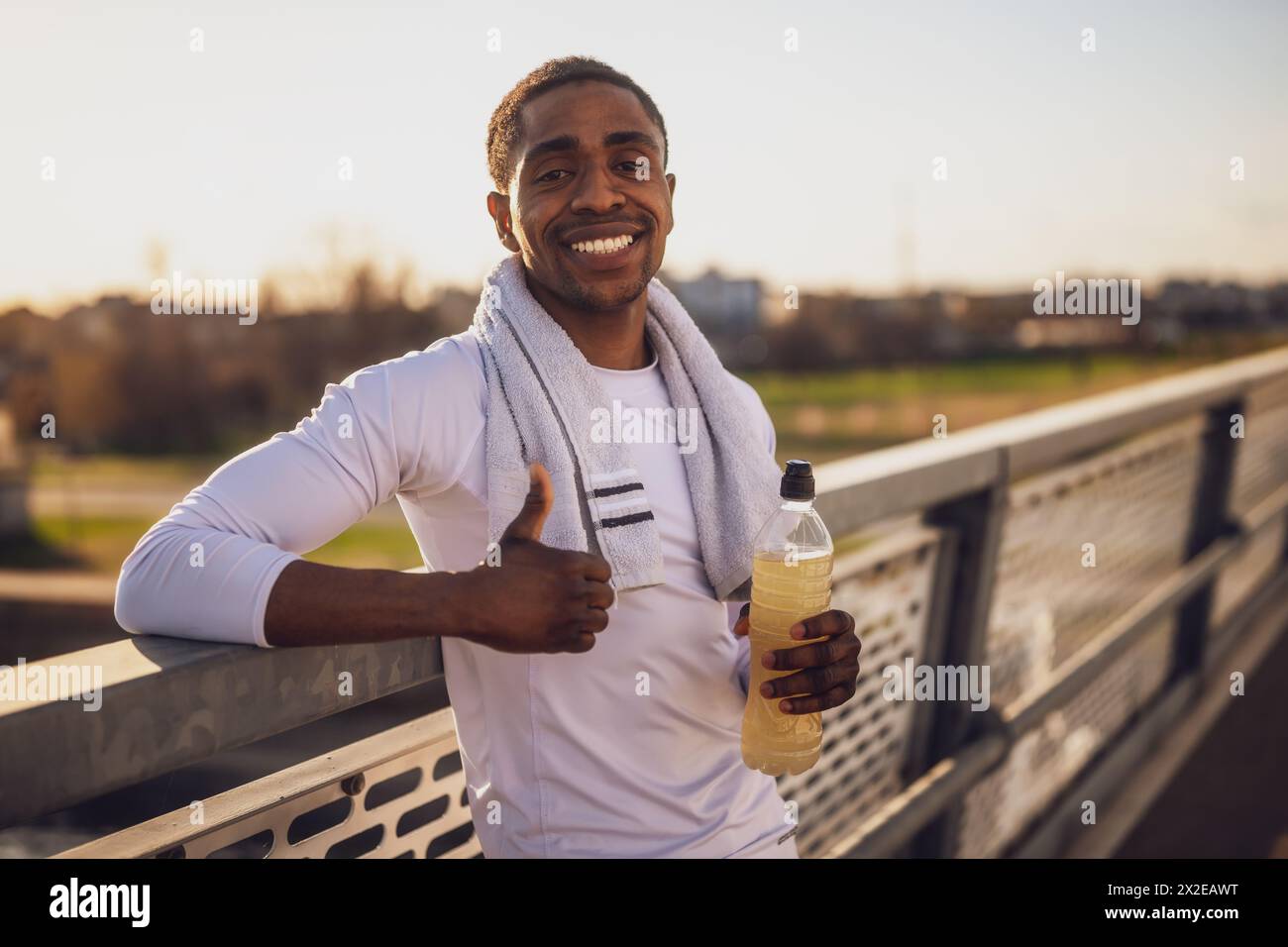 Ritratto di un giovane afroamericano pronto per l'allenamento sportivo. Foto Stock