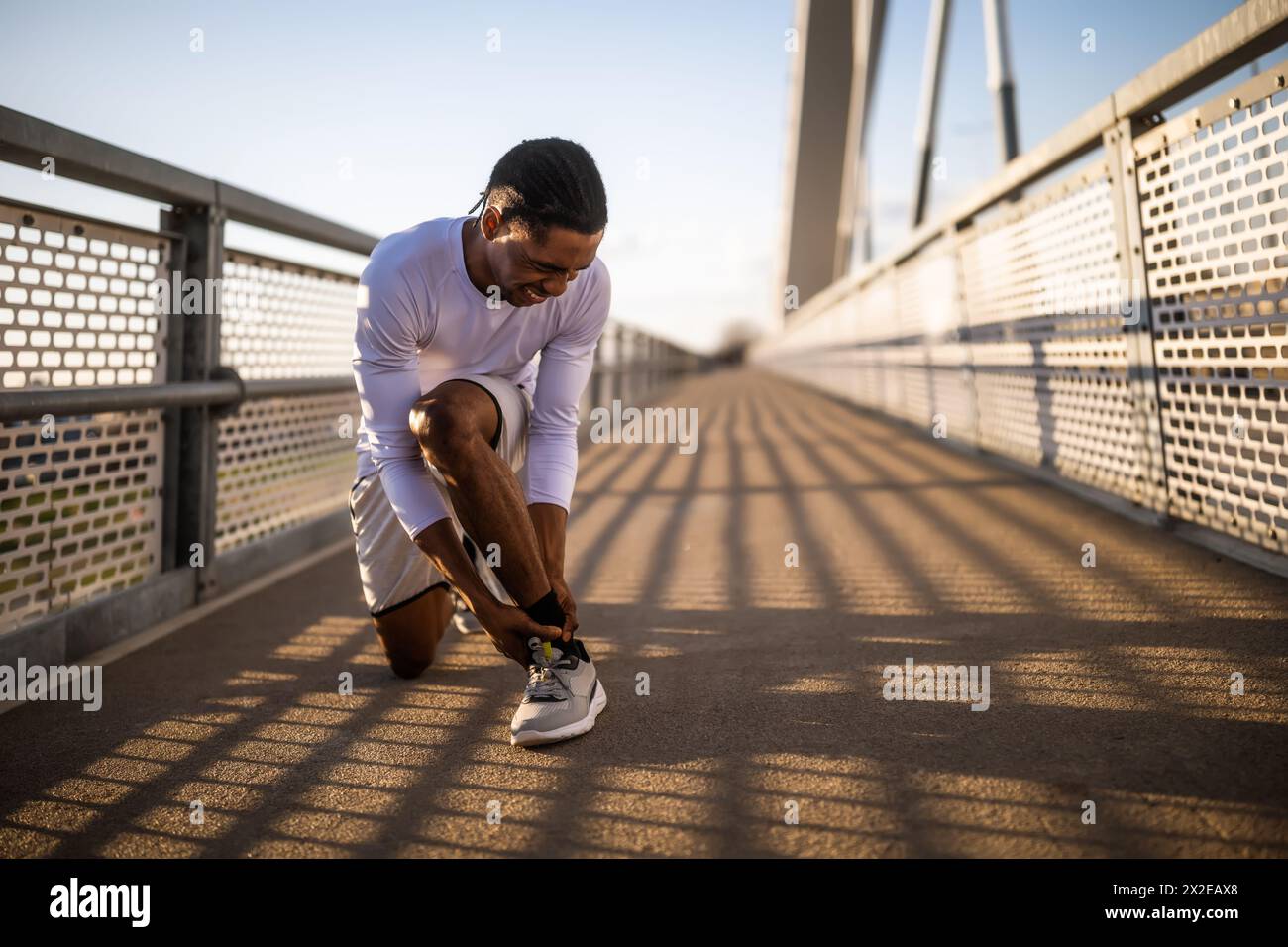 Il giovane afroamericano è ferito mentre fa jogging. Si è distorto la caviglia. Foto Stock