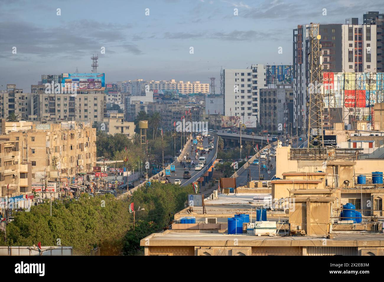 Strade del traffico di Karachi il giorno lavorativo Rashid Minhas Road, aree affollate di Karachi Foto Stock