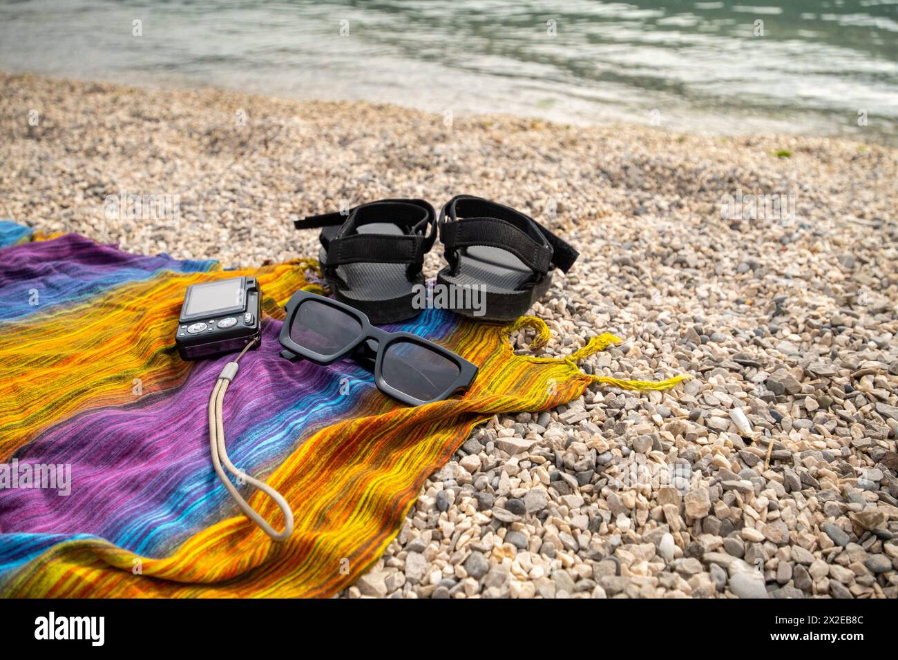 Giornata tranquilla sulla spiaggia: Relax e gioia nella baia di Kotor Foto Stock