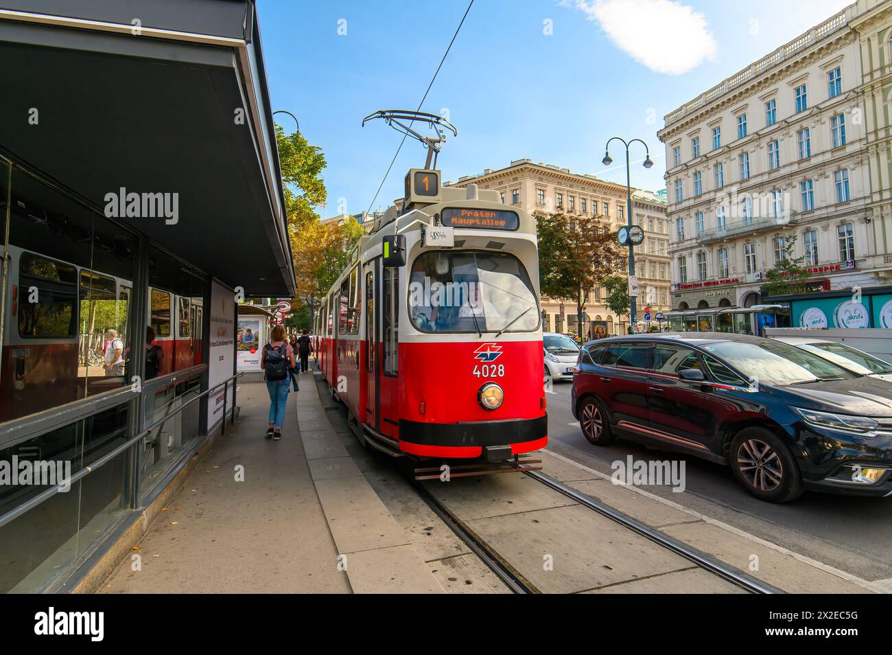 Vienna, Austria. Tradizionale tram rosso viennese nel centro storico Foto Stock