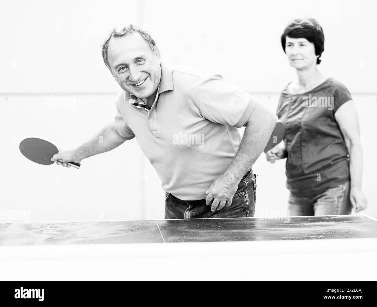 Coppia matura che gioca a ping pong Foto Stock