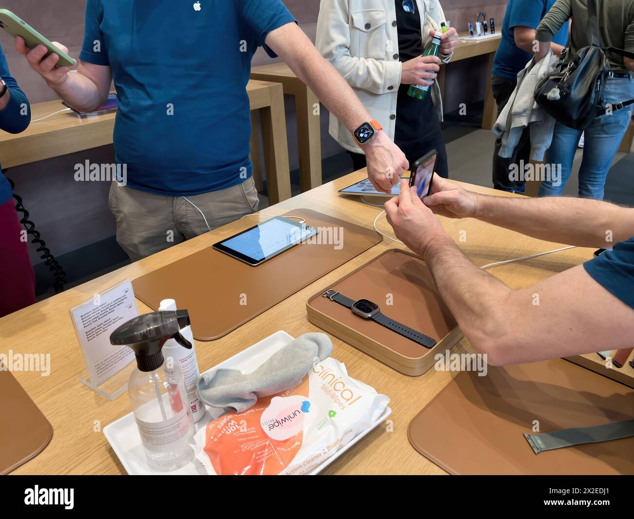 Parigi, Francia - 23 settembre 2022: I lavoratori dell'Apple Store catturano l'emozione con le foto durante il primo giorno di vendita del nuovo Apple Watch Ultra in titanio, perfetto per le attività estreme Foto Stock