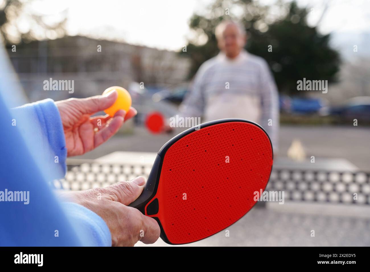 Coppia matura che gioca a ping-pong in giardino. Concetto di giochi olimpici Foto Stock